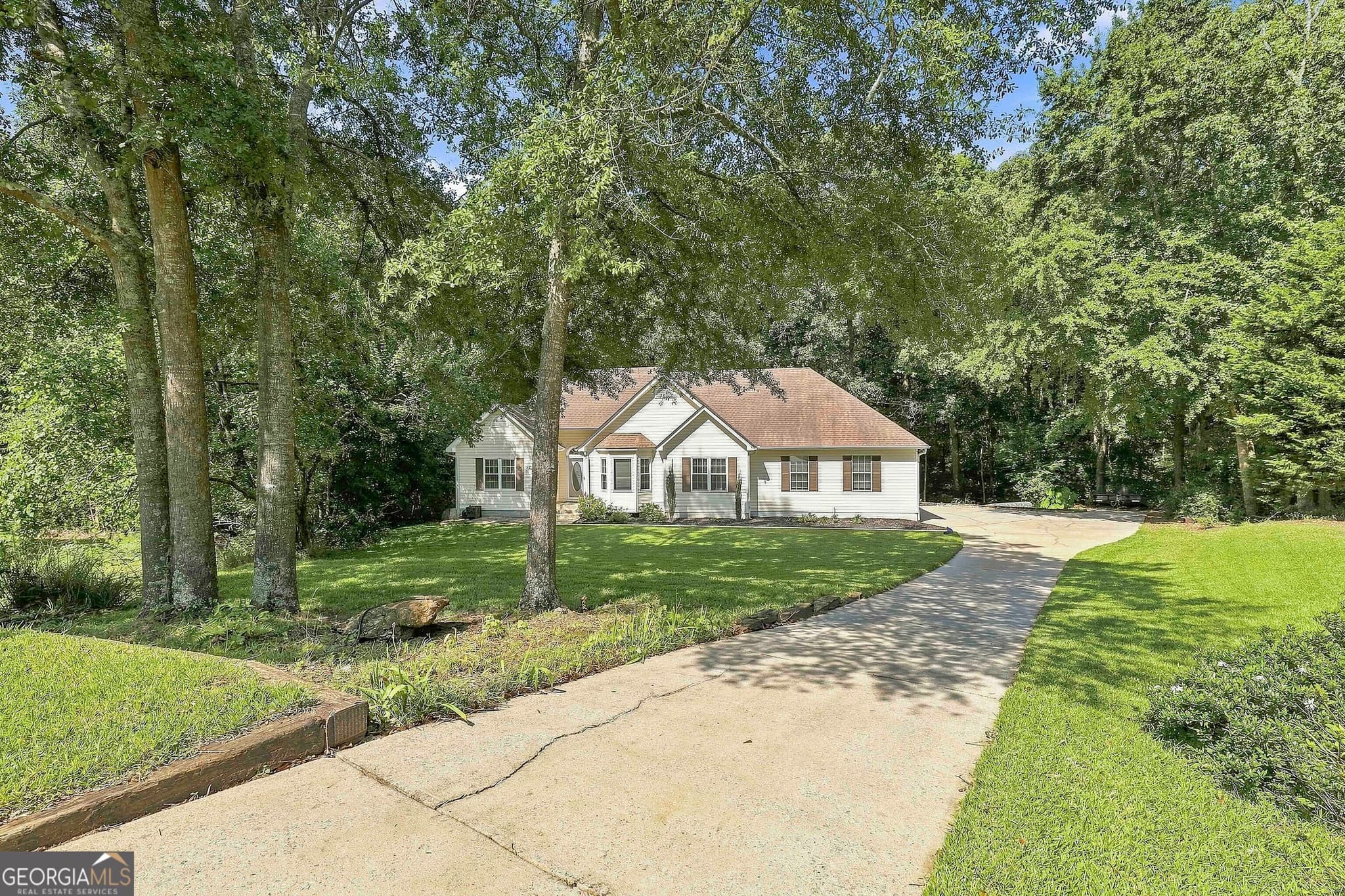 4 bedroom, 3 bathroom, 3,373 sq ft single family residence for sale at 70 Wilkes Court, Newnan, GA 30263 — photo 5