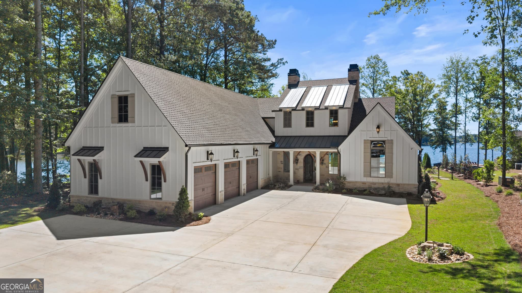 4 bedroom, 5.5 bathroom, 5,113 sq ft single family residence for sale at 138 Phoenix Drive, Eatonton, GA 31024 — photo 2