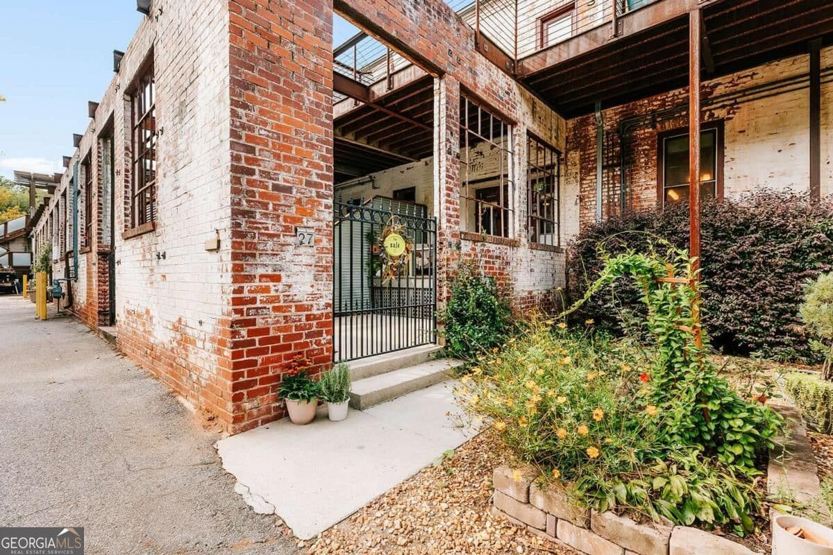 1 bedroom, 1 bathroom, 1,224 sq ft condominium for sale at 585 White Circle 27, Athens, GA 30605 — photo 2
