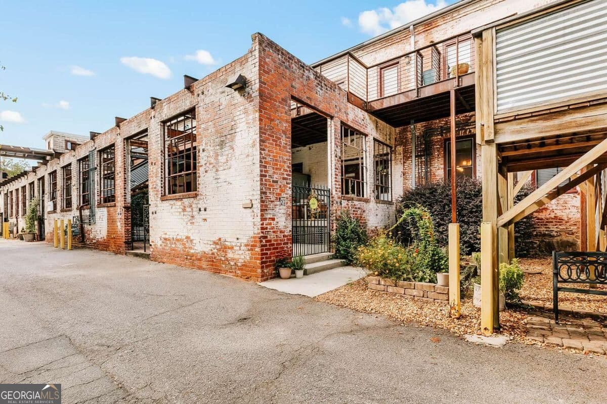 1 bedroom, 1 bathroom, 1,224 sq ft condominium for sale at 585 White Circle 27, Athens, GA 30605 — photo 3