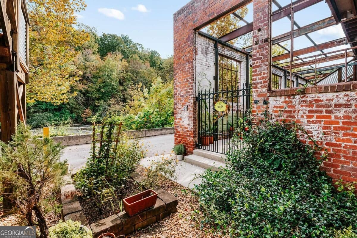 1 bedroom, 1 bathroom, 1,224 sq ft condominium for sale at 585 White Circle 27, Athens, GA 30605 — photo 1 of 50