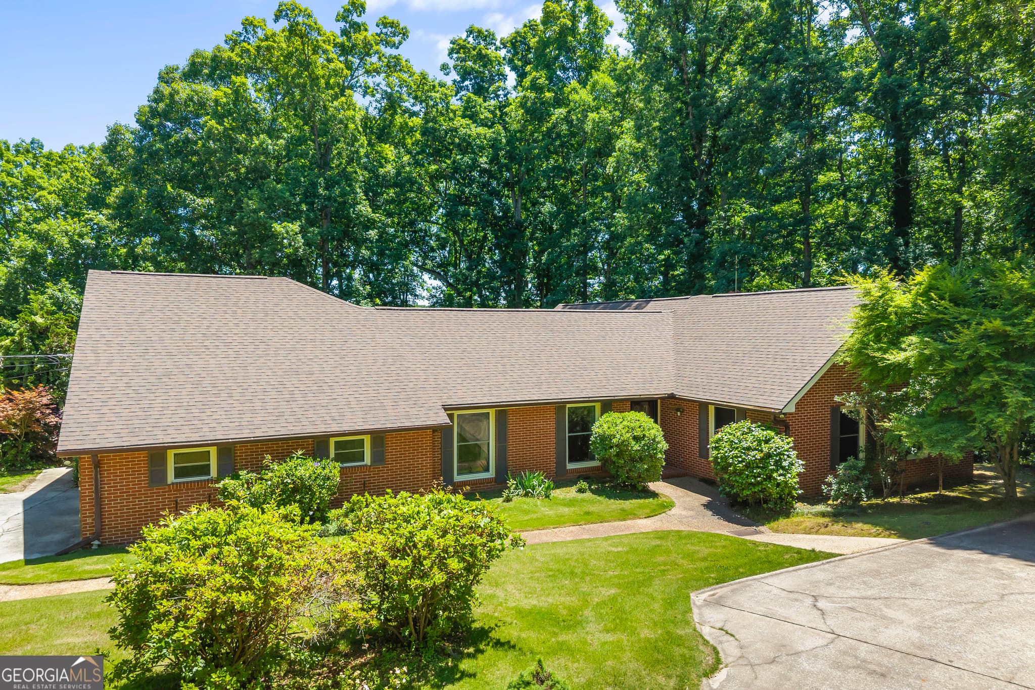 5 bedroom, 3 bathroom, 3,356 sq ft single family residence for sale at 511 Rhodes Drive, Elberton, GA 30635