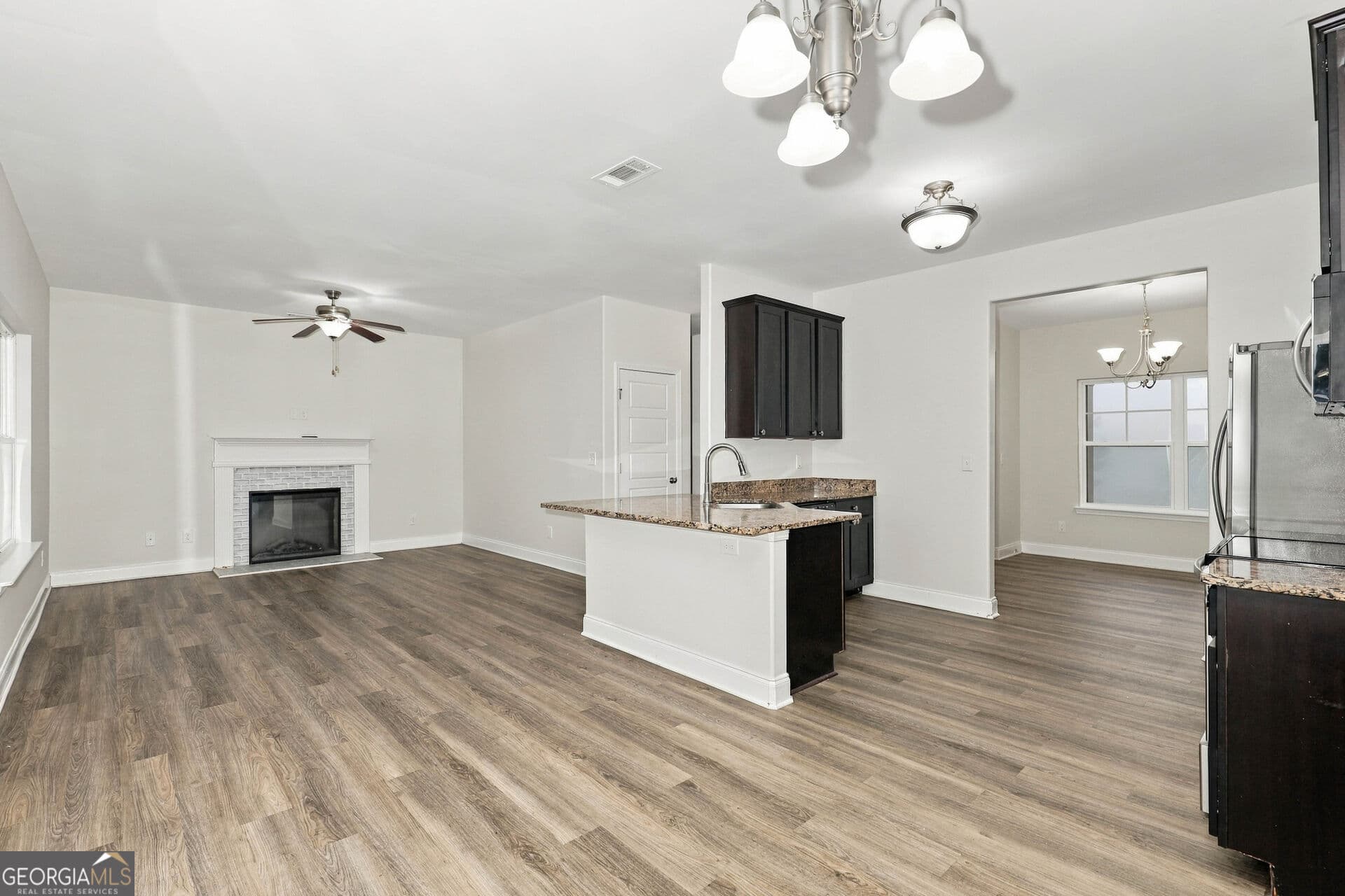 4 bedroom, 3 bathroom, 1,992 sq ft single family residence for sale at 210 Glenview Trail, Griffin, GA 30224 — photo 2