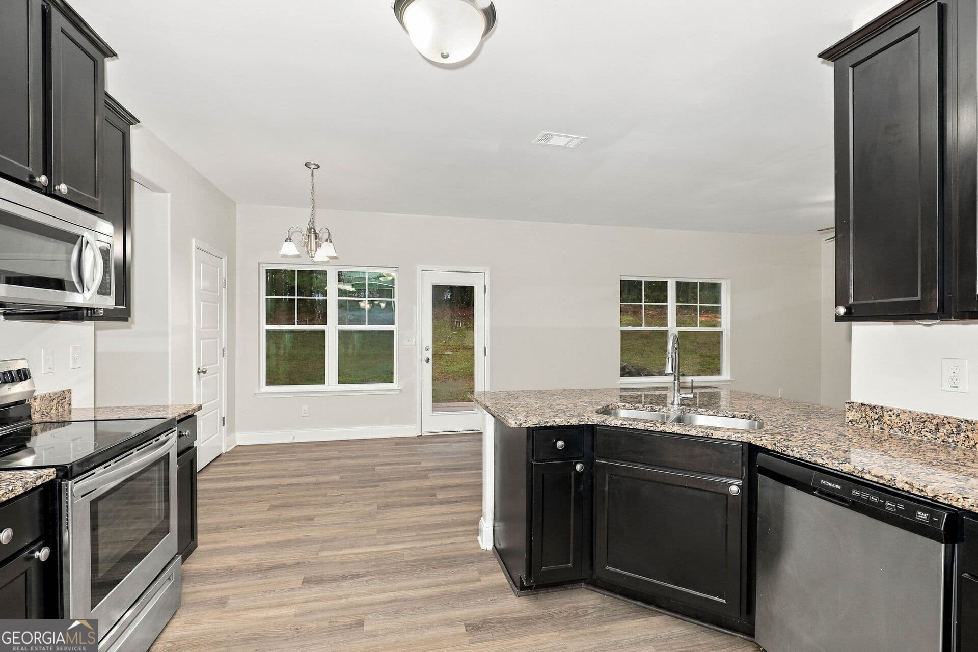 4 bedroom, 3 bathroom, 1,992 sq ft single family residence for sale at 210 Glenview Trail, Griffin, GA 30224 — photo 7