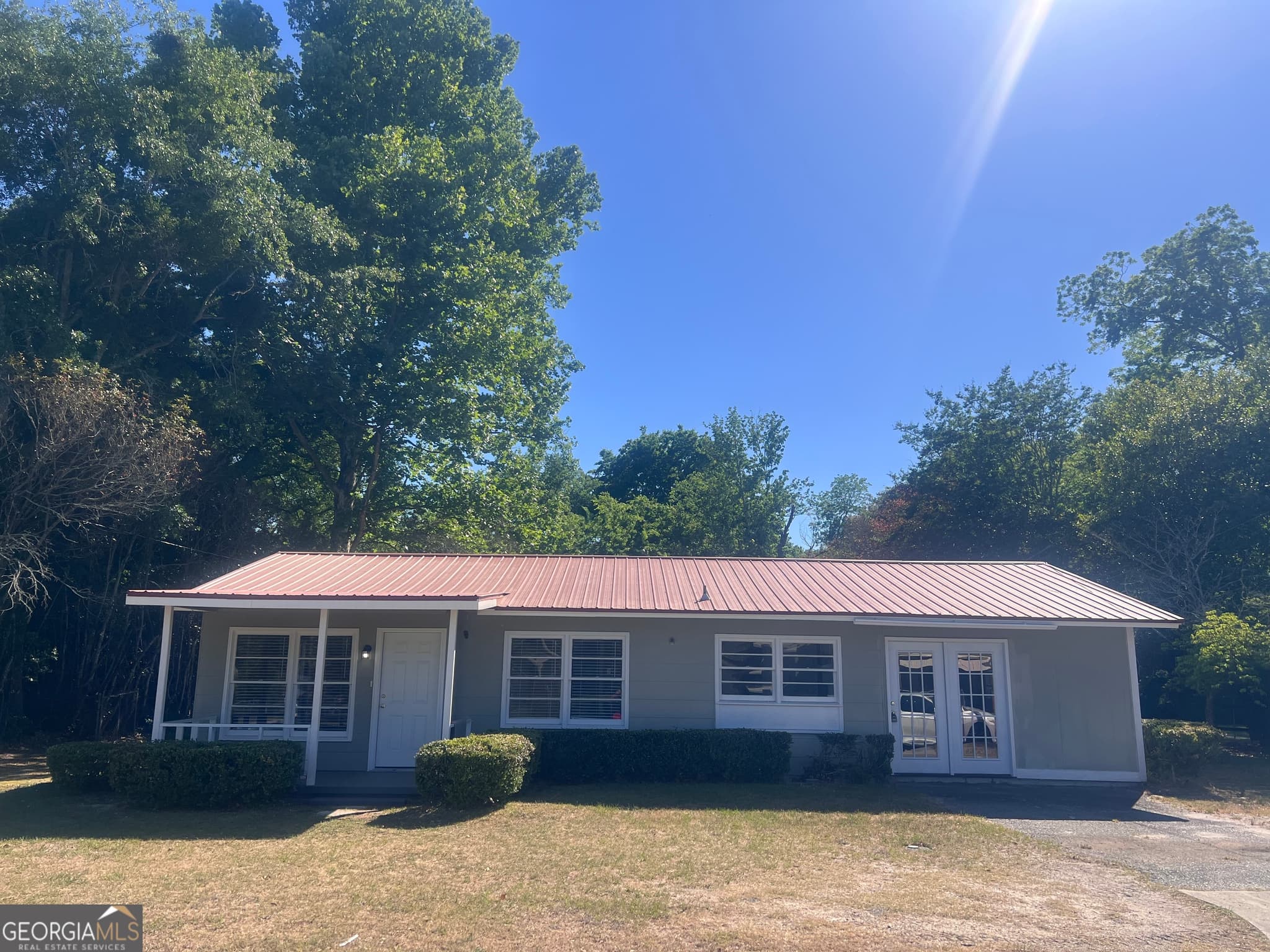 3 bedroom, 2 bathroom, 1,328 sq ft single family residence for sale at 528 Karen Drive, Eastman, GA 31023 — photo 2