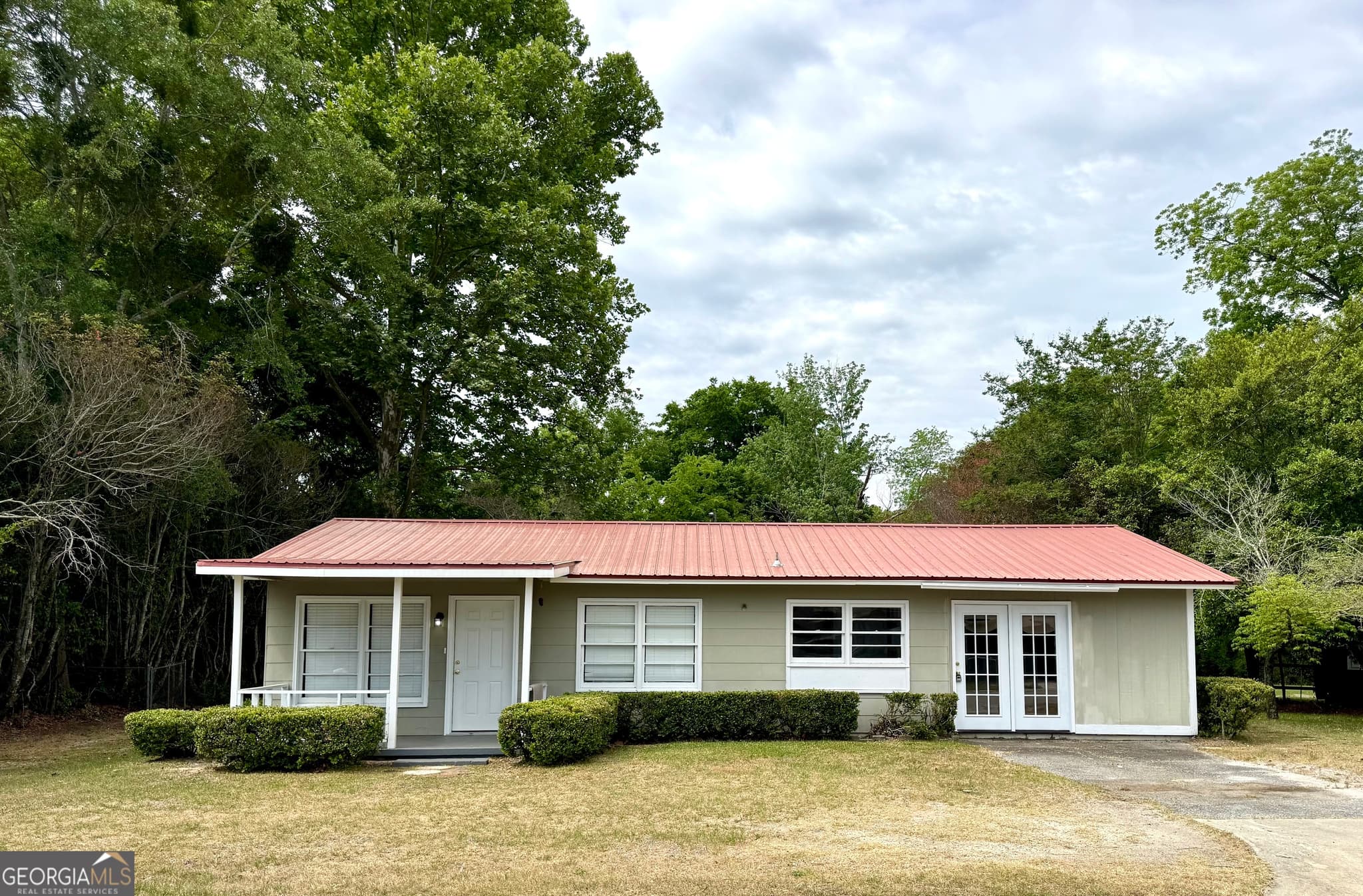 3 bedroom, 2 bathroom, 1,328 sq ft single family residence for sale at 528 Karen Drive, Eastman, GA 31023