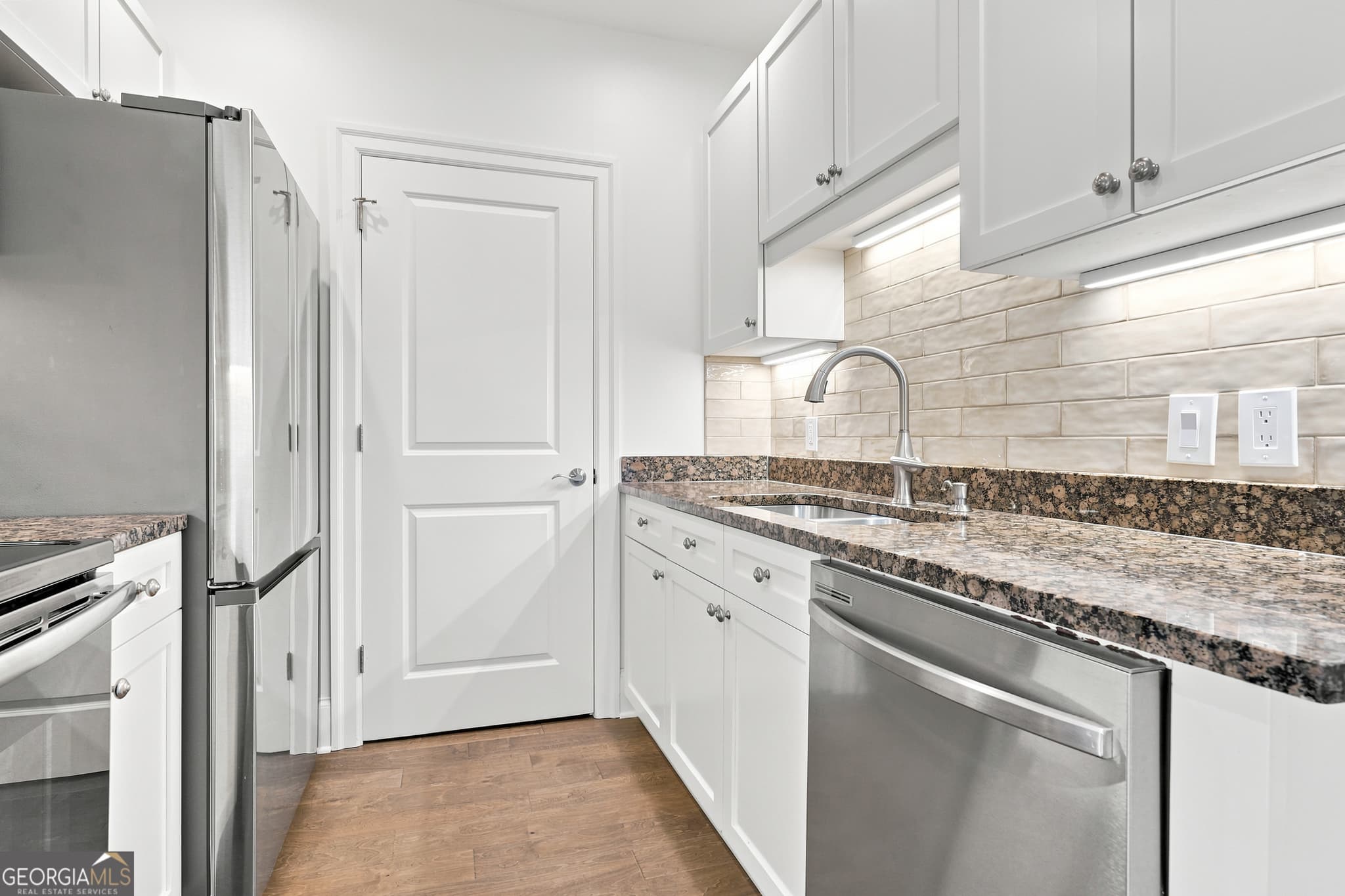 1 bedroom, 1 bathroom, 869 sq ft condominium for sale at 325 E Paces Ferry Road 704, Atlanta, GA 30305 — photo 8