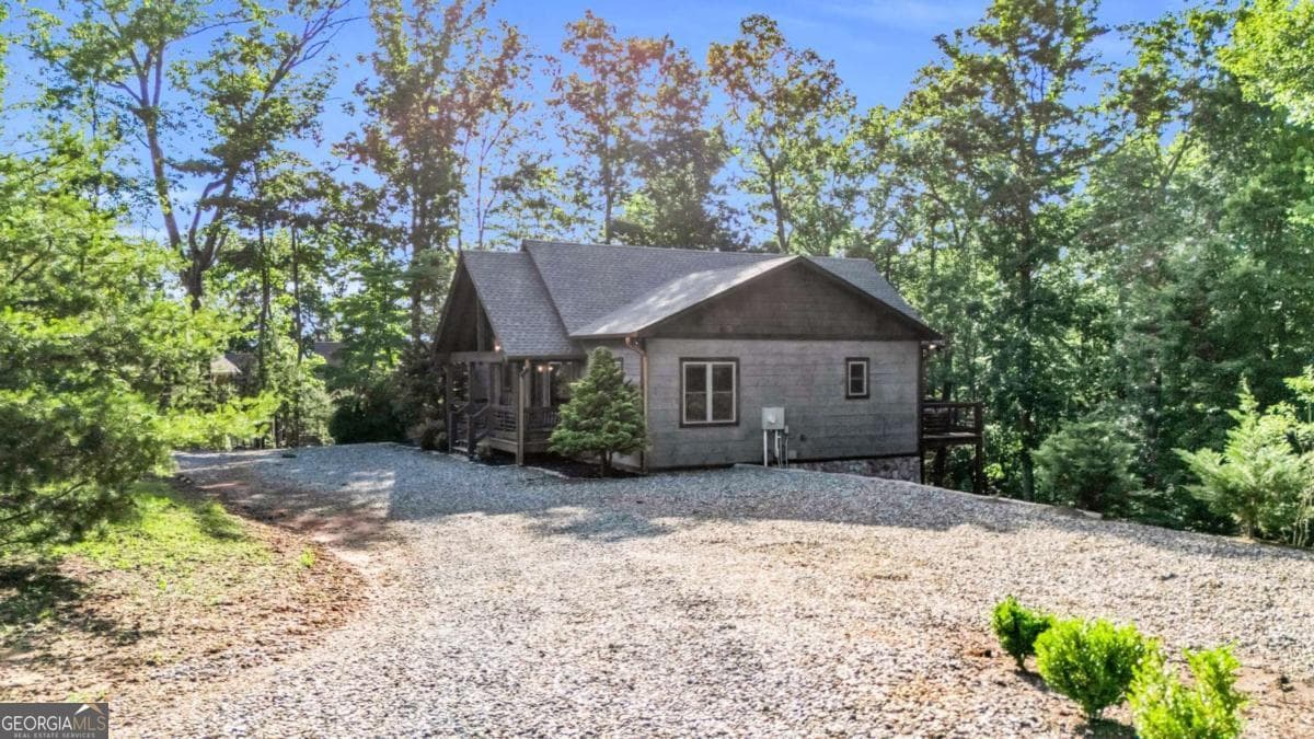 4 bedroom, 3 bathroom, 2,688 sq ft cabin,single family residence for sale at 566 High Meadows Drive, Morganton, GA 30560 — photo 5