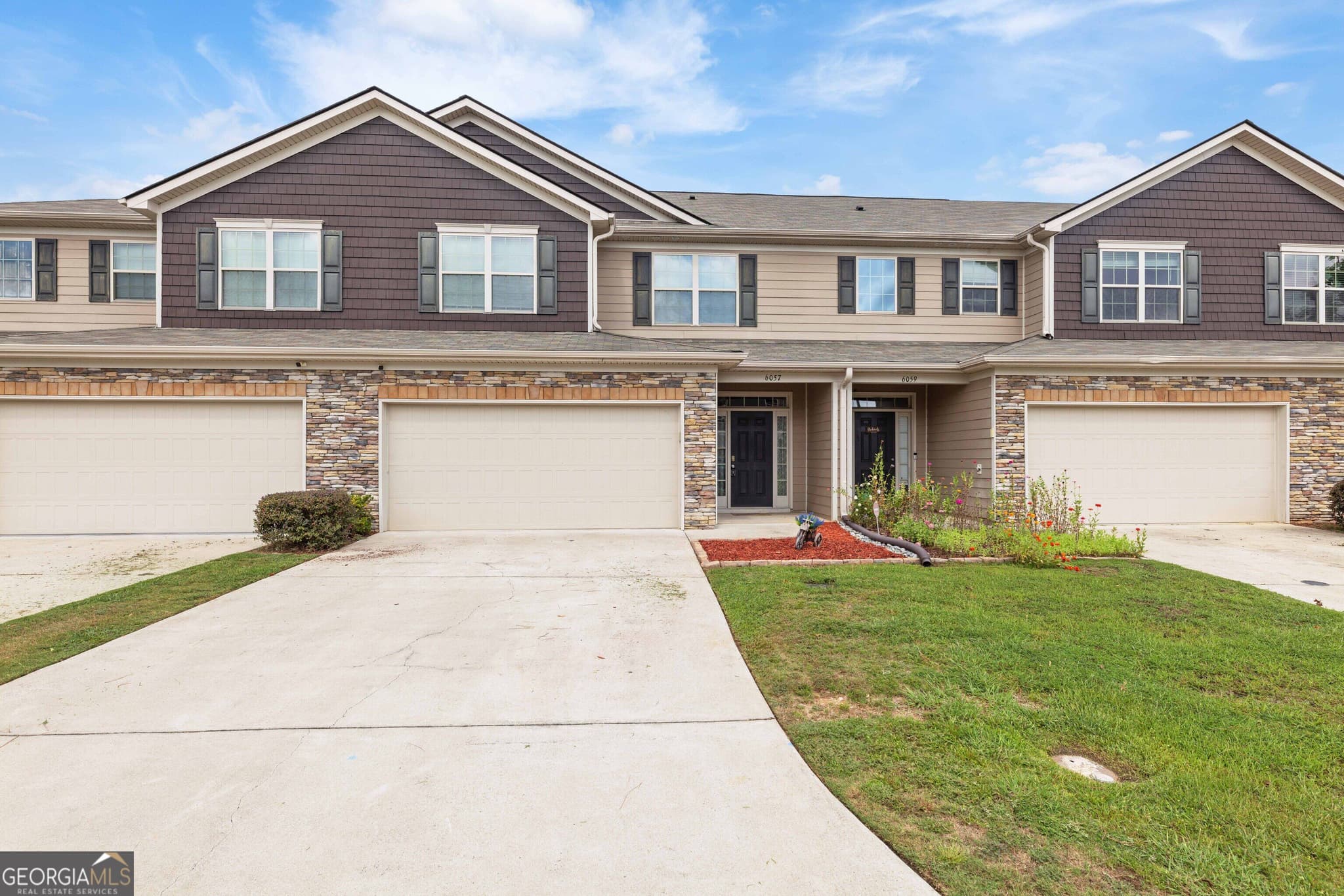 3 bedroom, 2.5 bathroom, 1,916 sq ft townhouse for sale at 6057 Townes Way, Columbus, GA 31909 — photo 2