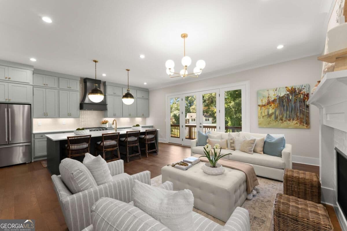 4 bedroom, 3.5 bathroom, 2,325 sq ft townhouse for sale at 1057 Riverside Drive, Gainesville, GA 30501 — photo 2