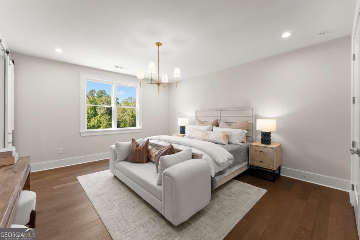 4 bedroom, 3.5 bathroom, 2,325 sq ft townhouse for sale at 1057 Riverside Drive, Gainesville, GA 30501 — photo 5