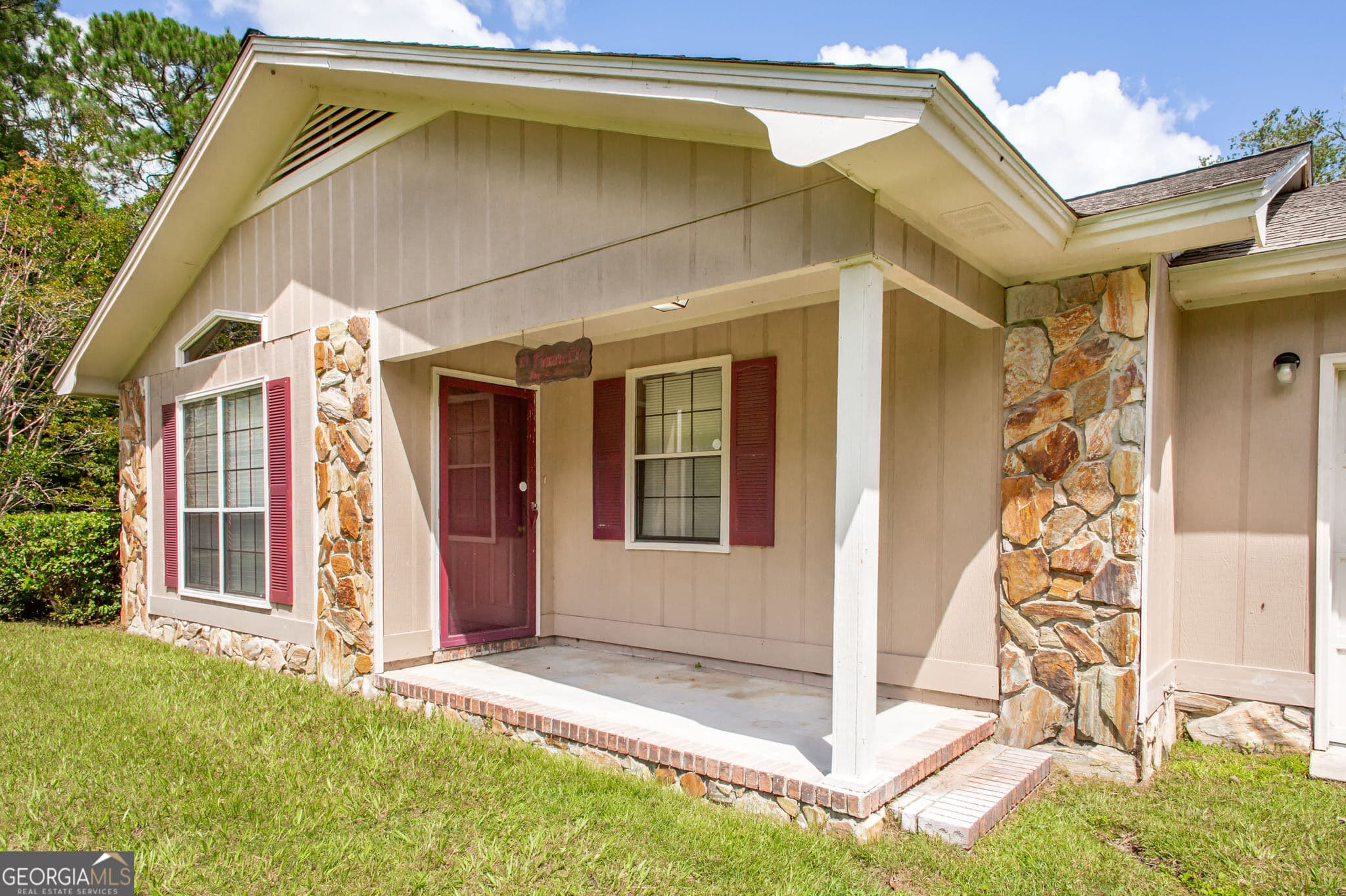 3 bedroom, 2 bathroom, 1,464 sq ft single family residence for sale at 3929 Memorial Drive, Waycross, GA 31503 — photo 2