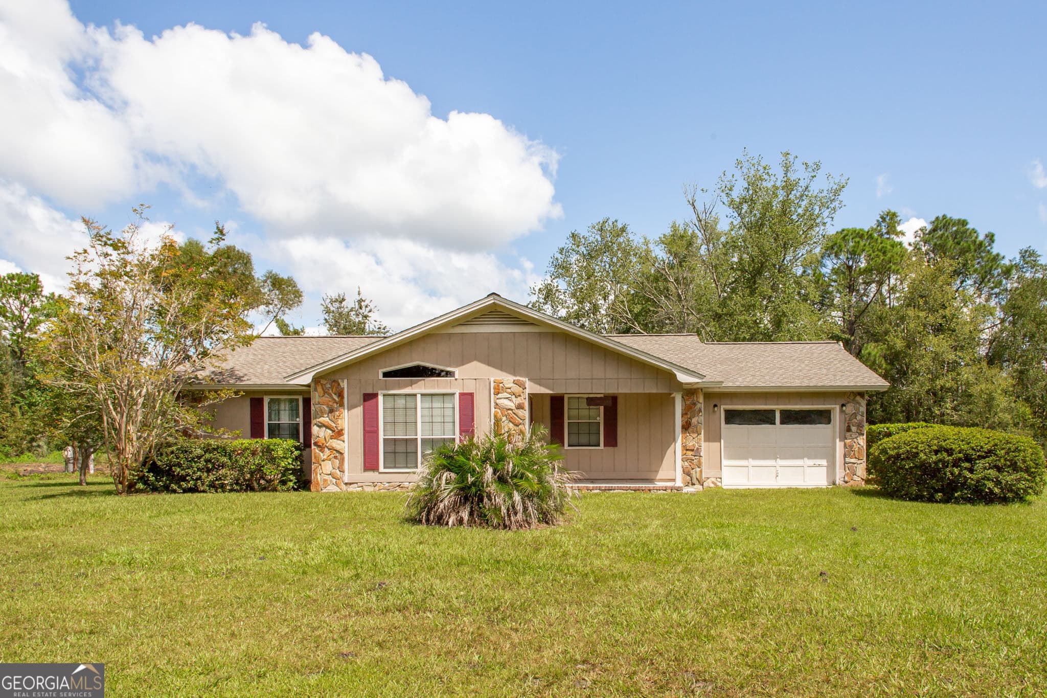 3 bedroom, 2 bathroom, 1,464 sq ft single family residence for sale at 3929 Memorial Drive, Waycross, GA 31503 — photo 3