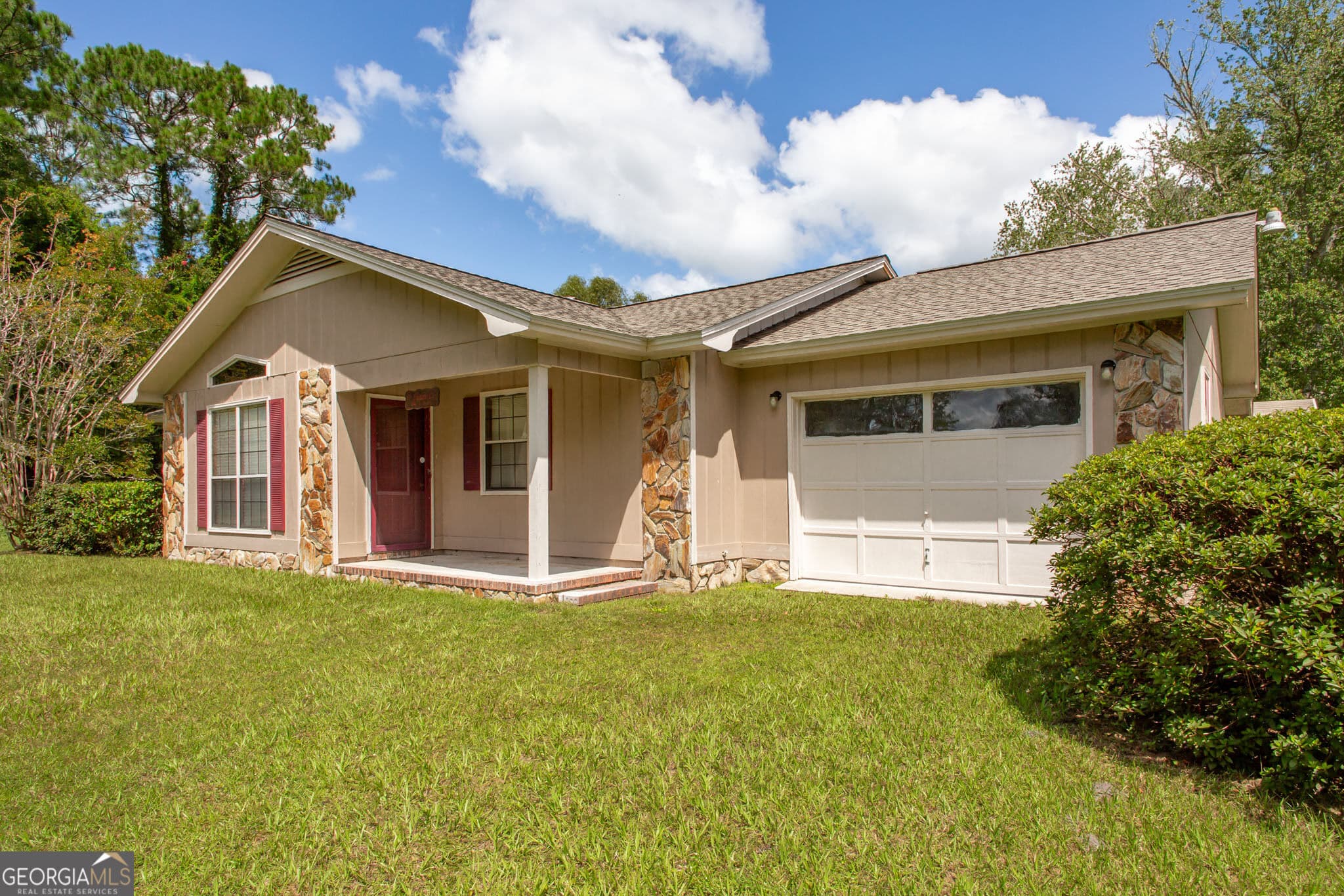 3 bedroom, 2 bathroom, 1,464 sq ft single family residence for sale at 3929 Memorial Drive, Waycross, GA 31503 — photo 4