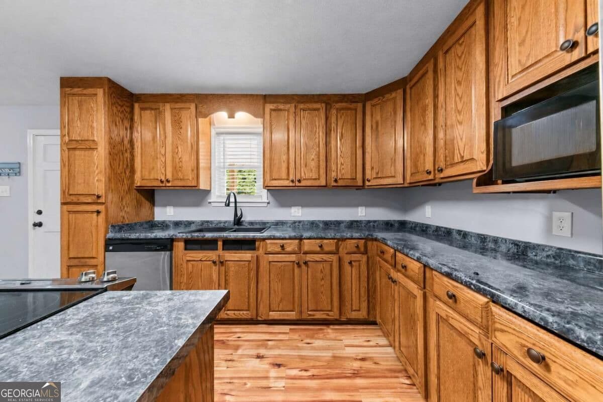 3 bedroom, 2 bathroom, 1,700 sq ft single family residence for sale at 2722 Stone Drive, Comer, GA 30629 — photo 3