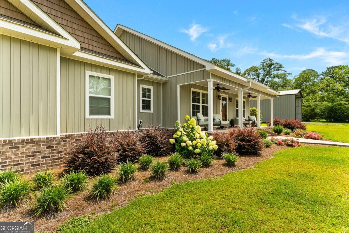 3 bedroom, 2 bathroom, 1,686 sq ft single family residence for sale at 334 W Pine Street, Metter, GA 30439 — photo 4