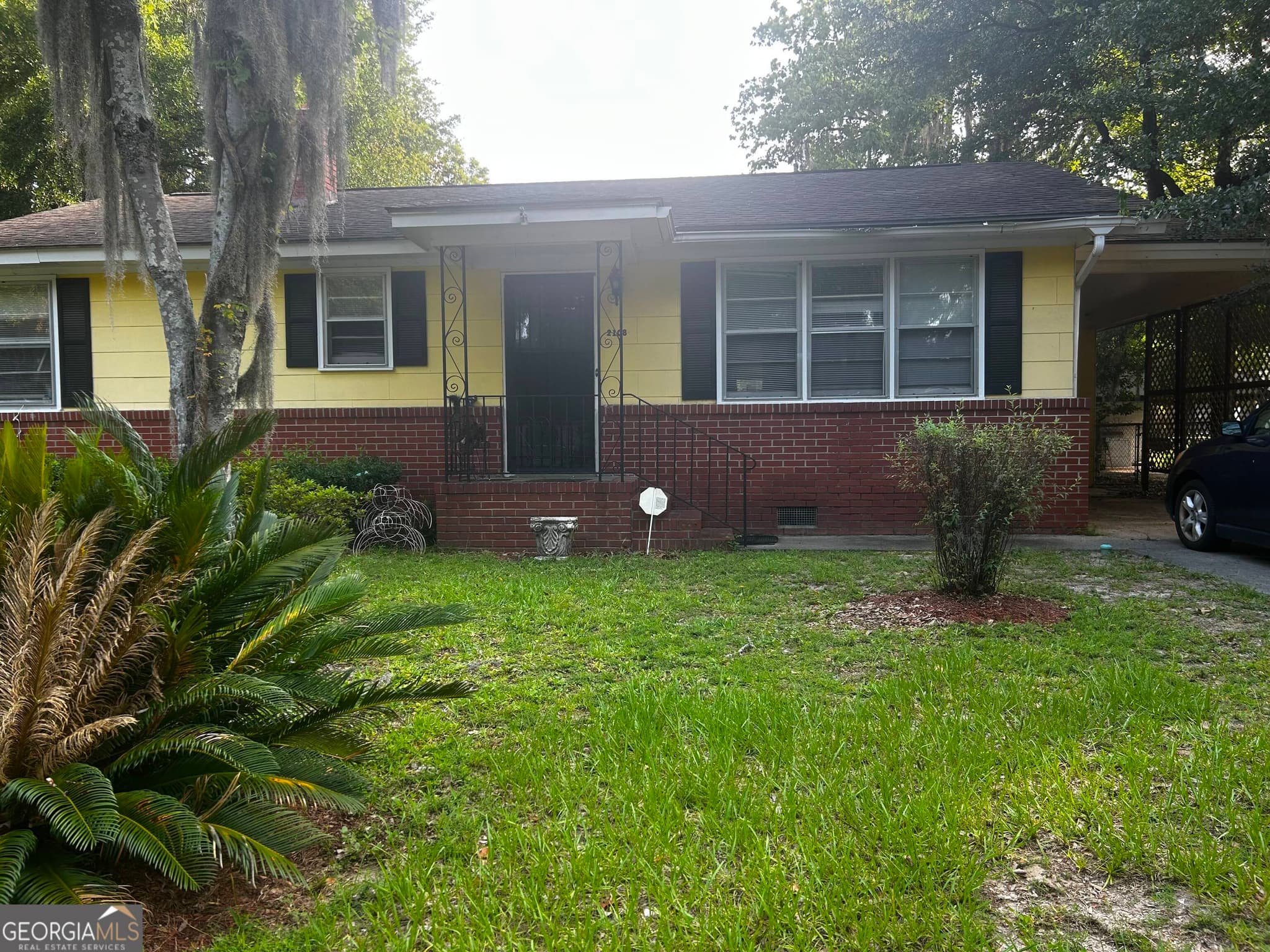 2 bedroom, 2 bathroom, 1,002 sq ft single family residence for sale at 2108 E 60th Street, Savannah, GA 31404 — photo 1 of 23