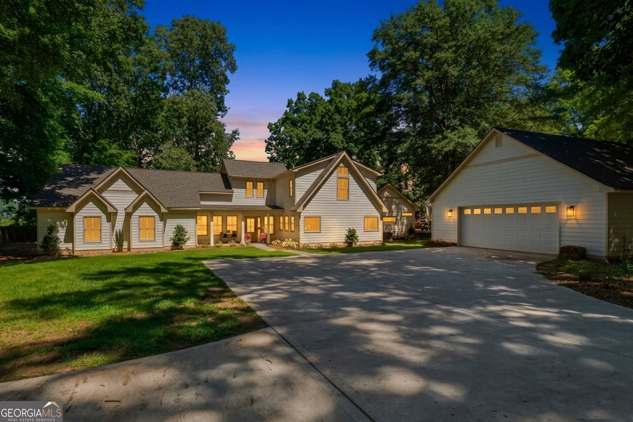 5 bedroom, 4.5 bathroom, 4,327 sq ft single family residence for sale at 136 N Hidden Lake Drive, Eatonton, GA 31024 — photo 5