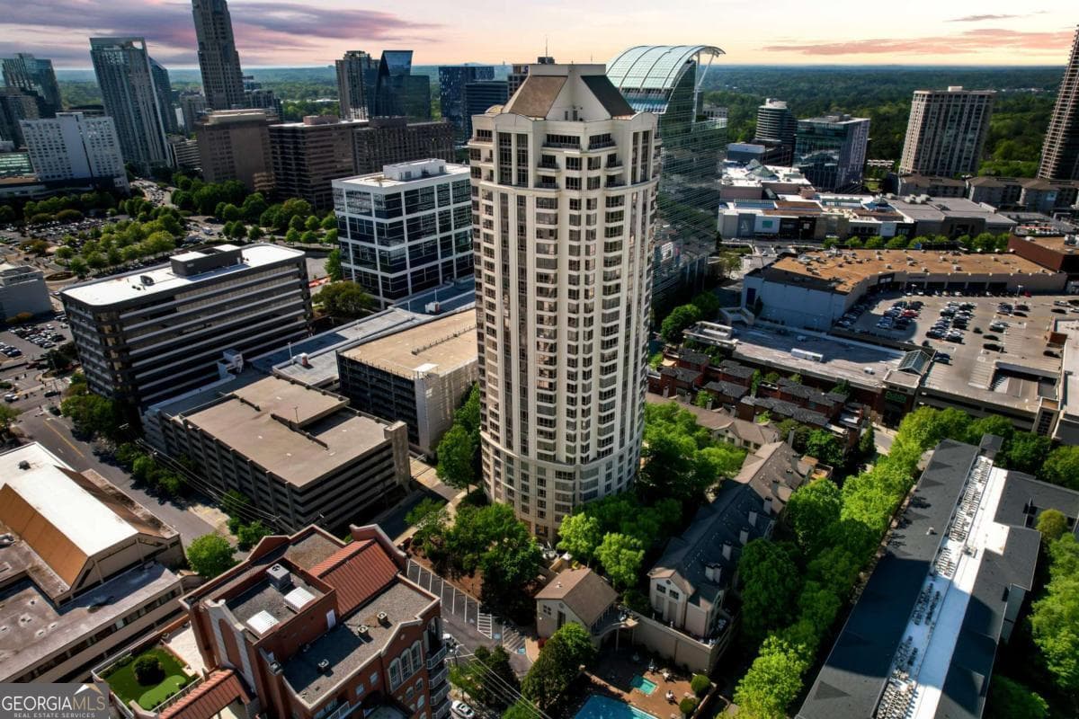 1 bedroom, 1 bathroom, 1,012 sq ft condominium for sale at 3475 Oak Valley Road 650, Atlanta, GA 30326 — photo 2