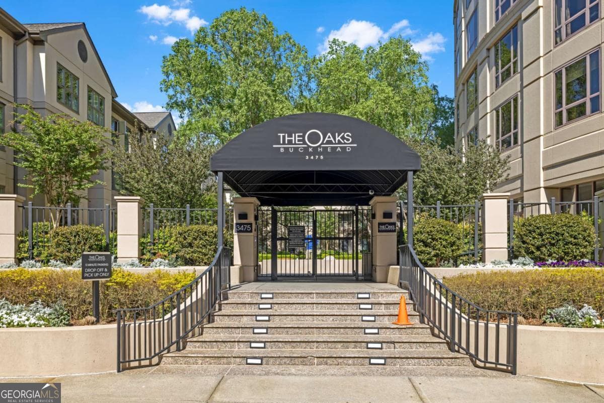 1 bedroom, 1 bathroom, 1,012 sq ft condominium for sale at 3475 Oak Valley Road 650, Atlanta, GA 30326 — photo 3
