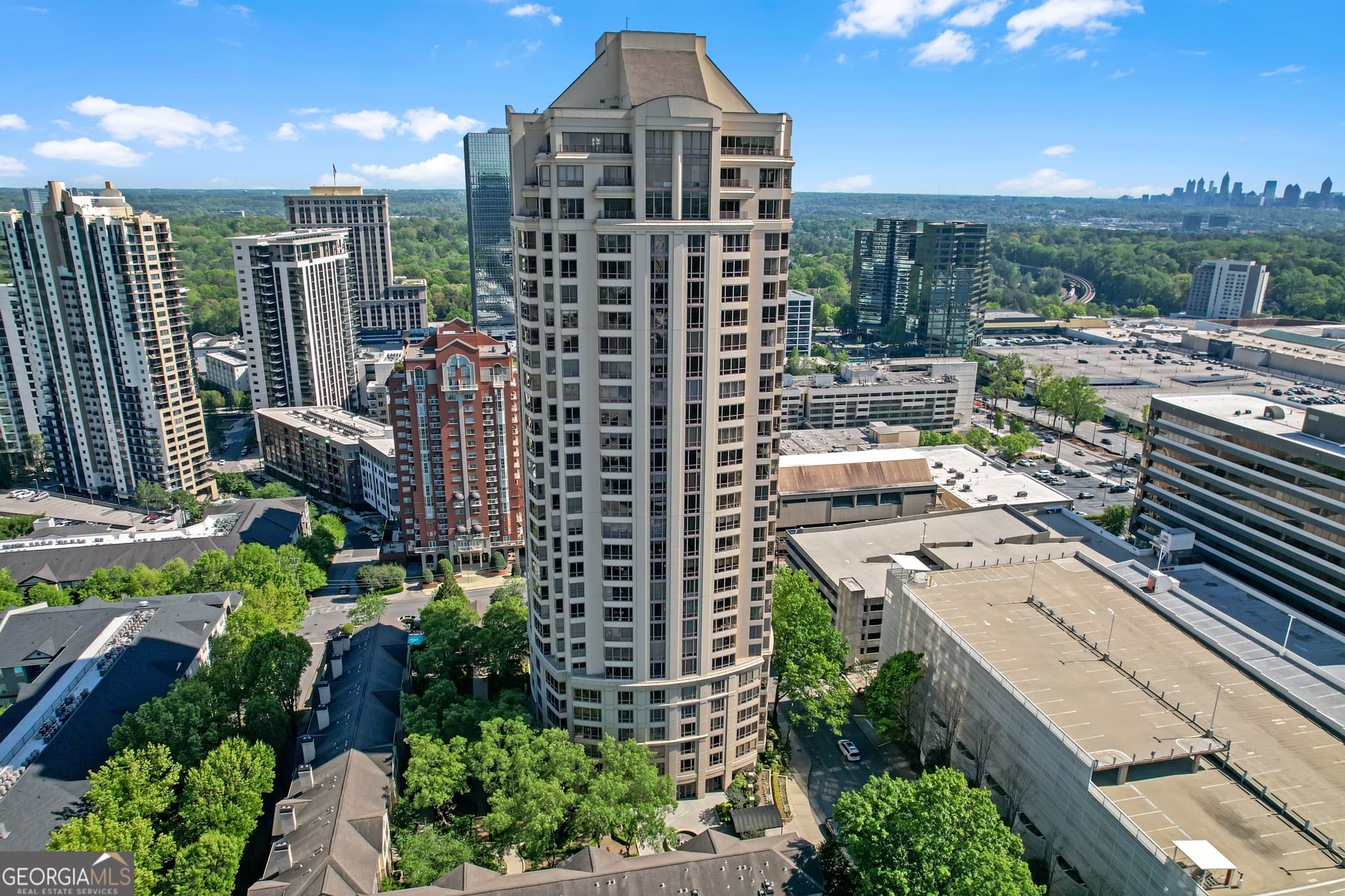 1 bedroom, 1 bathroom, 1,012 sq ft condominium for sale at 3475 Oak Valley Road 650, Atlanta, GA 30326 — photo 1 of 29