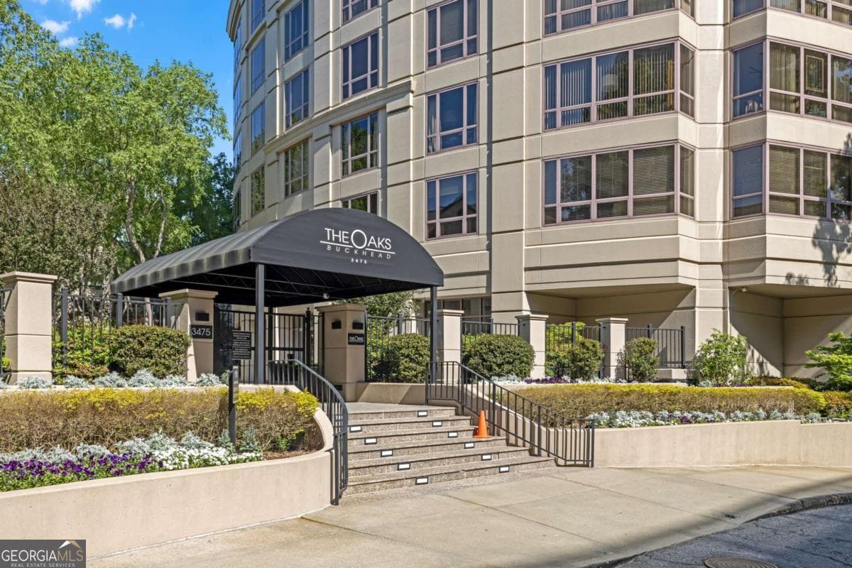 1 bedroom, 1 bathroom, 1,012 sq ft condominium for sale at 3475 Oak Valley Road 650, Atlanta, GA 30326 — photo 4