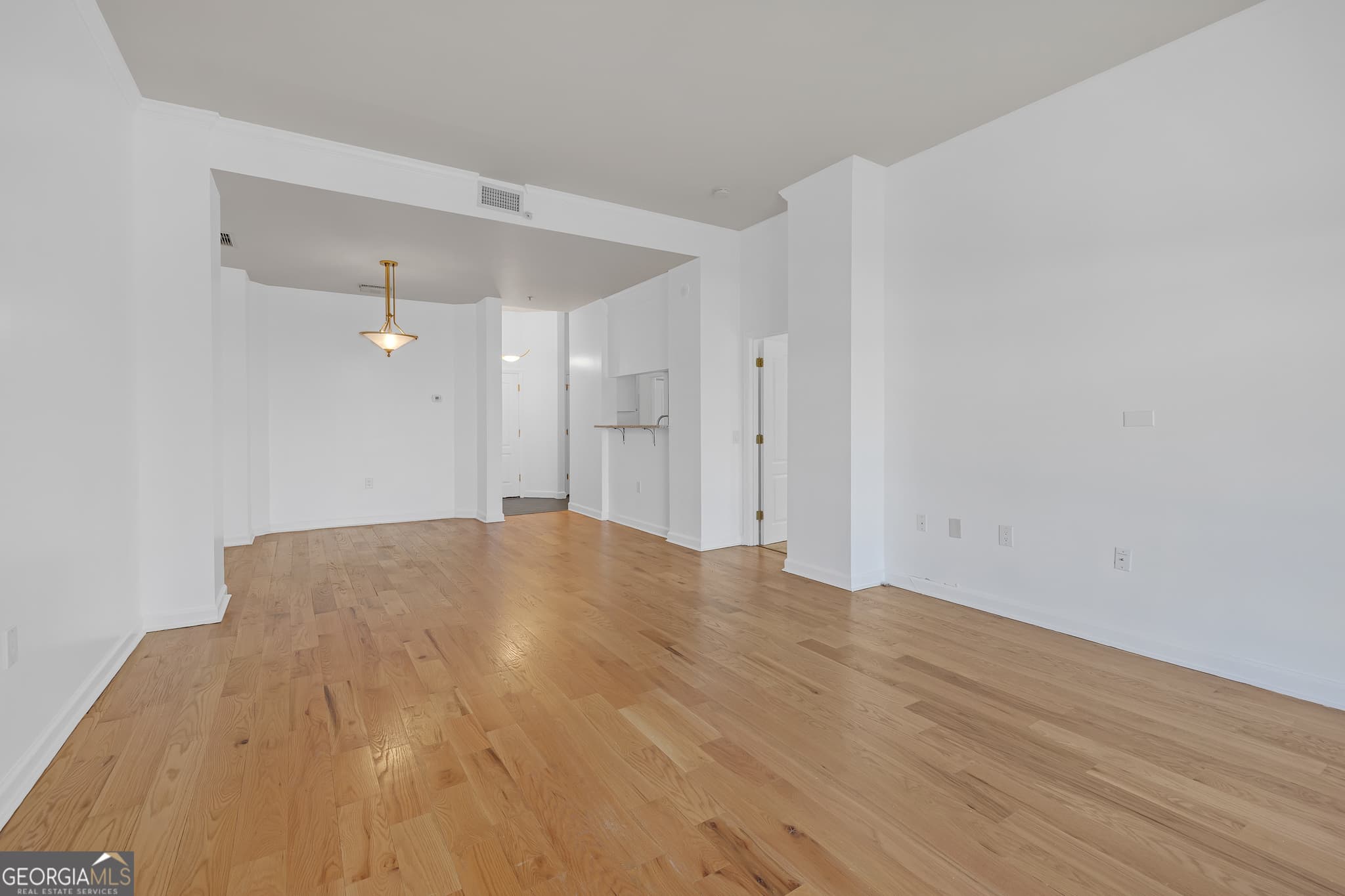 1 bedroom, 1 bathroom, 1,012 sq ft condominium for sale at 3475 Oak Valley Road 650, Atlanta, GA 30326 — photo 8