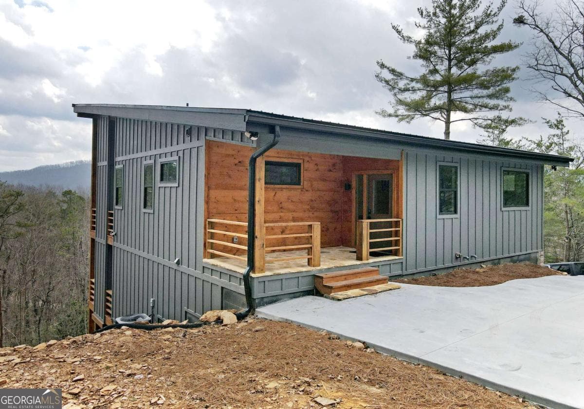 3 bedroom, 3 bathroom, 2,484 sq ft cabin,single family residence under contract at 391 Crabapple Lane, Mineral Bluff, GA 30559 — photo 6