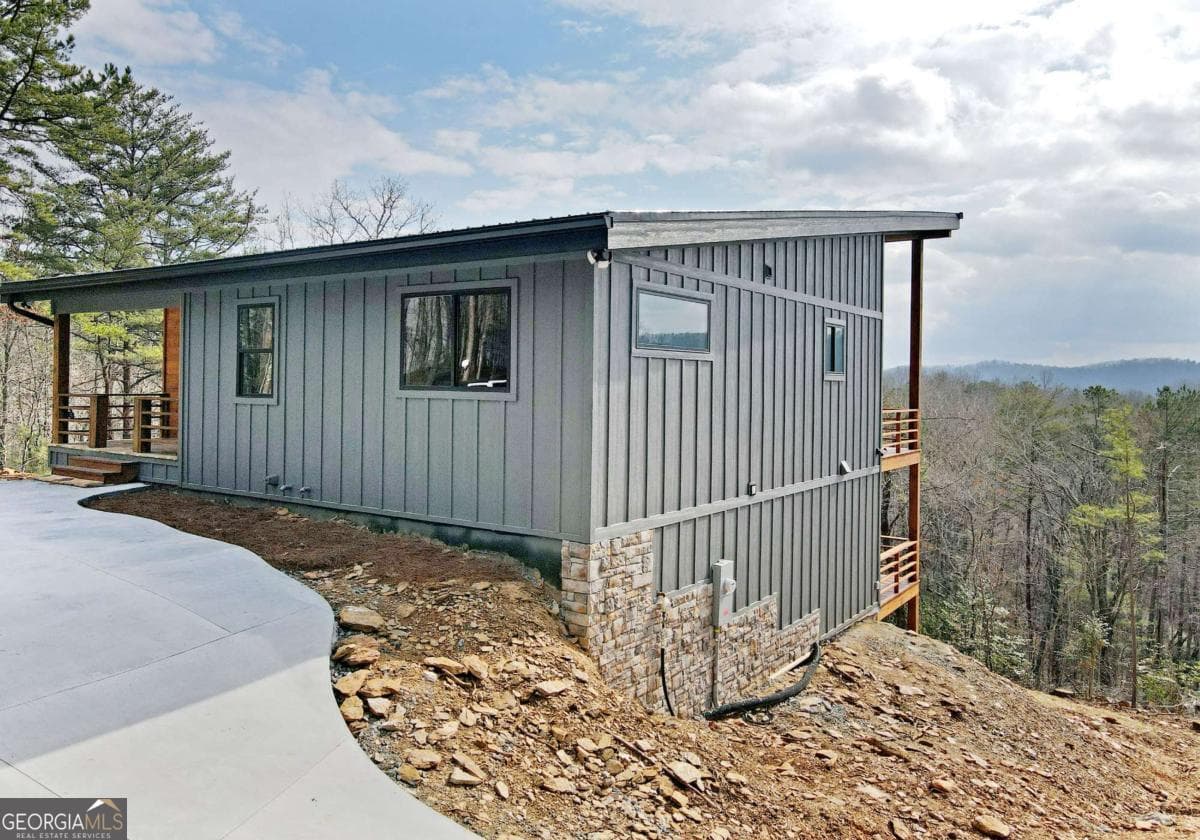 3 bedroom, 3 bathroom, 2,484 sq ft cabin,single family residence under contract at 391 Crabapple Lane, Mineral Bluff, GA 30559 — photo 3