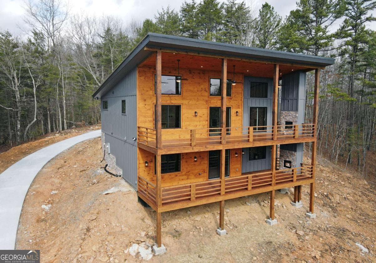 3 bedroom, 3 bathroom, 2,484 sq ft cabin,single family residence under contract at 391 Crabapple Lane, Mineral Bluff, GA 30559