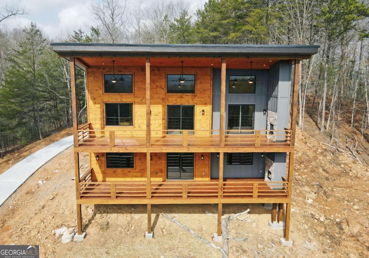 3 bedroom, 3 bathroom, 2,484 sq ft cabin,single family residence under contract at 391 Crabapple Lane, Mineral Bluff, GA 30559 — photo 9