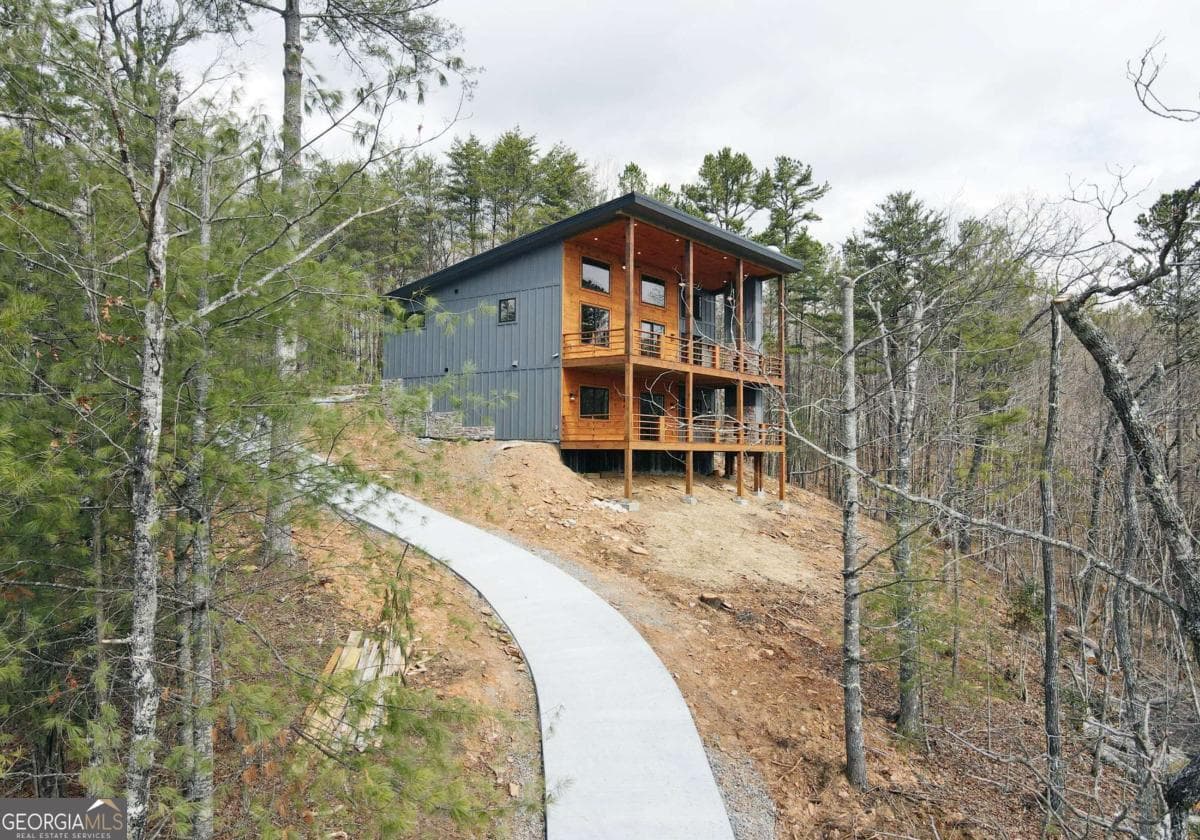 3 bedroom, 3 bathroom, 2,484 sq ft cabin,single family residence under contract at 391 Crabapple Lane, Mineral Bluff, GA 30559 — photo 4