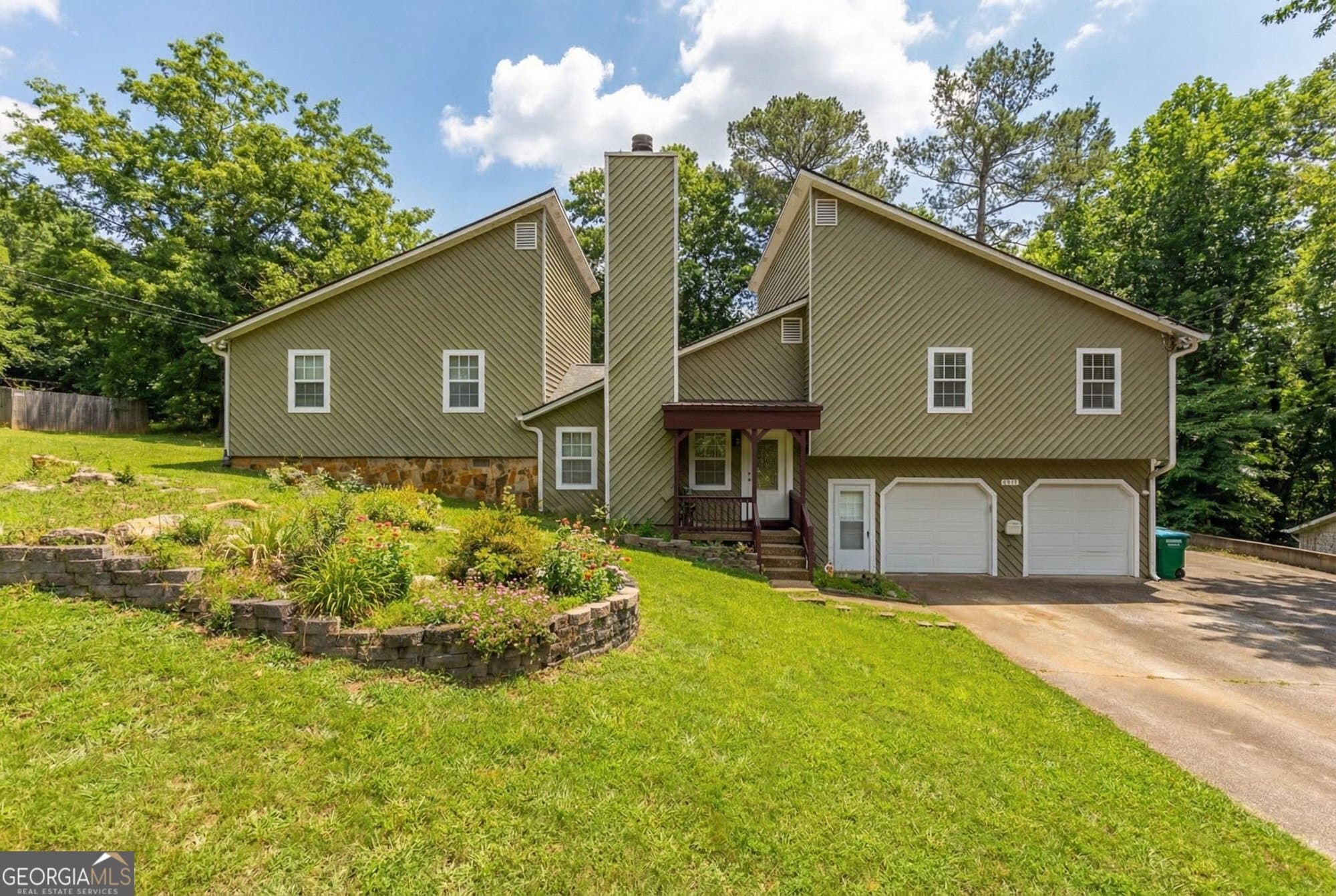 4 bedroom, 3 bathroom, 2,028 sq ft single family residence for sale at 3720 Quail Hollow Trail, Snellville, GA 30039