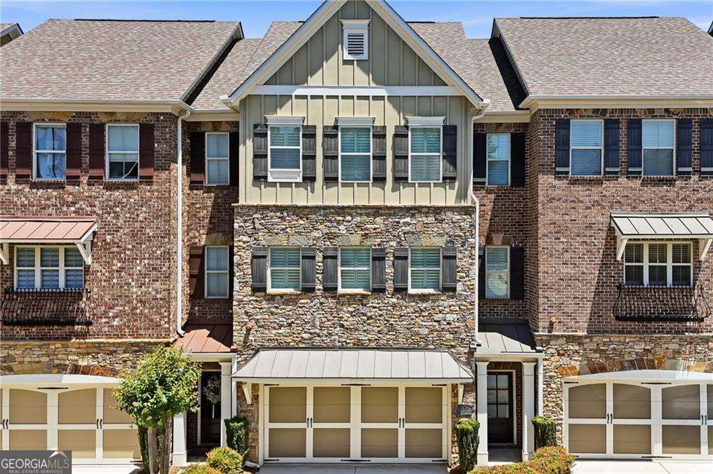 3 bedroom, 3.5 bathroom, 2,586 sq ft townhouse sold at 950 Opelousas Way, Atlanta, GA 30328