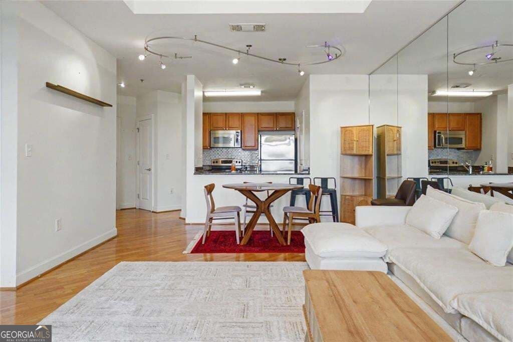 1 bedroom, 1 bathroom, 874 sq ft condominium for sale at 325 E Paces Ferry Road 1107, Atlanta, GA 30305 — photo 8