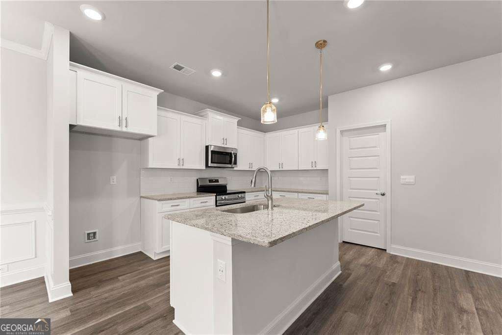 5 bedroom, 4 bathroom, 3,900 sq ft single family residence for sale at 111 HALLOWED Drive, Commerce, GA 30530 — photo 9