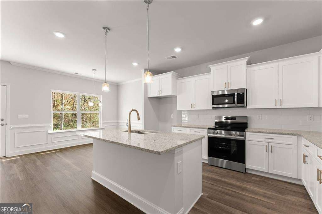 5 bedroom, 4 bathroom, 3,900 sq ft single family residence for sale at 111 HALLOWED Drive, Commerce, GA 30530 — photo 4