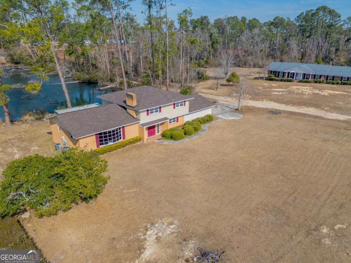 4 bedroom, 3 bathroom, 2,852 sq ft single family residence for sale at 1729 W Forest Drive, Douglas, GA 31533 — photo 4