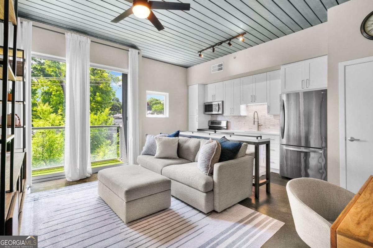 1 bedroom, 1 bathroom, 722 sq ft loft,condominium sold at 620 Glen Iris Drive 317, Atlanta, GA 30308