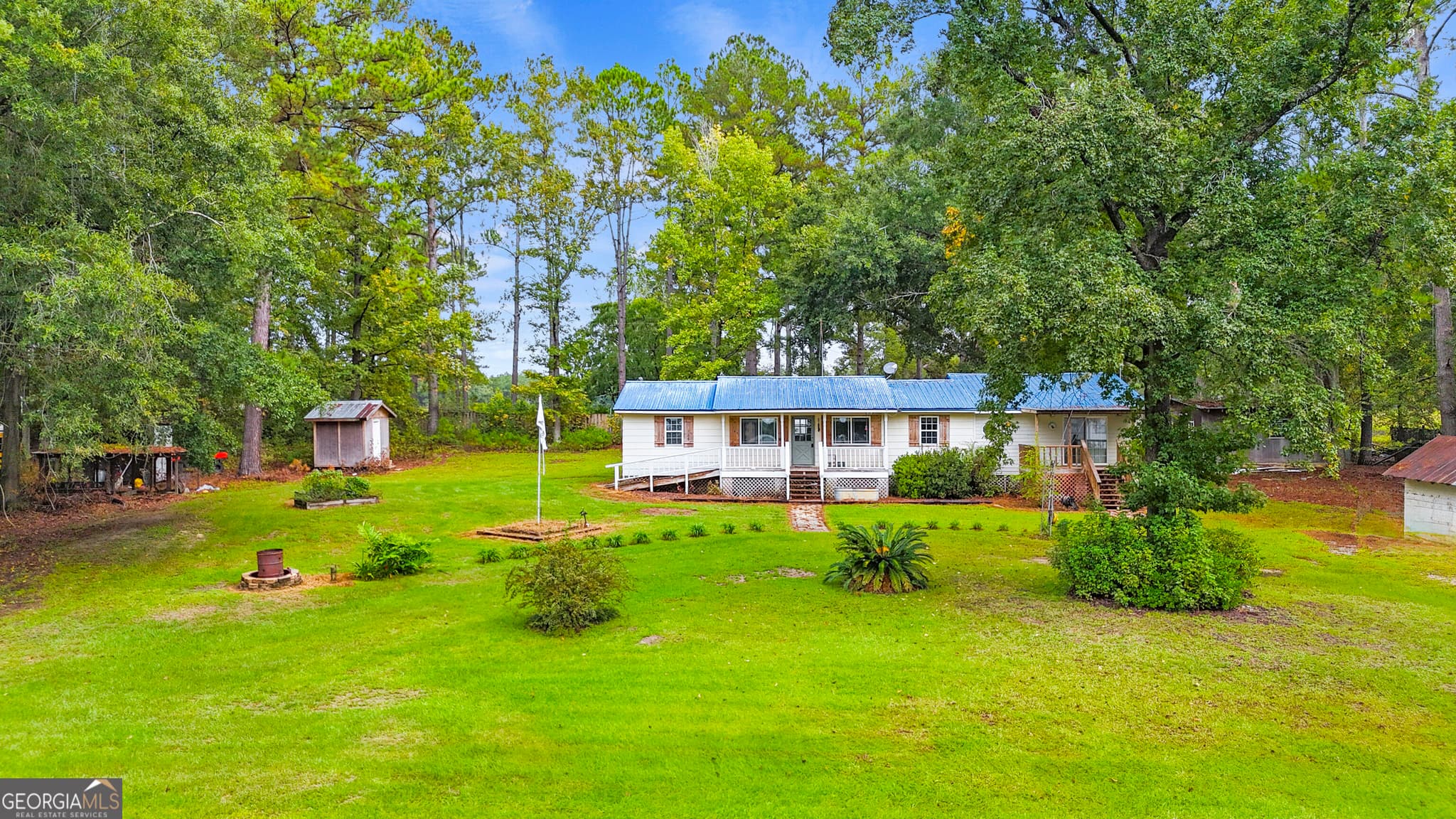 6 bedroom, 3 bathroom, 1,850 sq ft single family residence for sale at 1565 East Lake Drive, Screven, GA 31560 — photo 1 of 57
