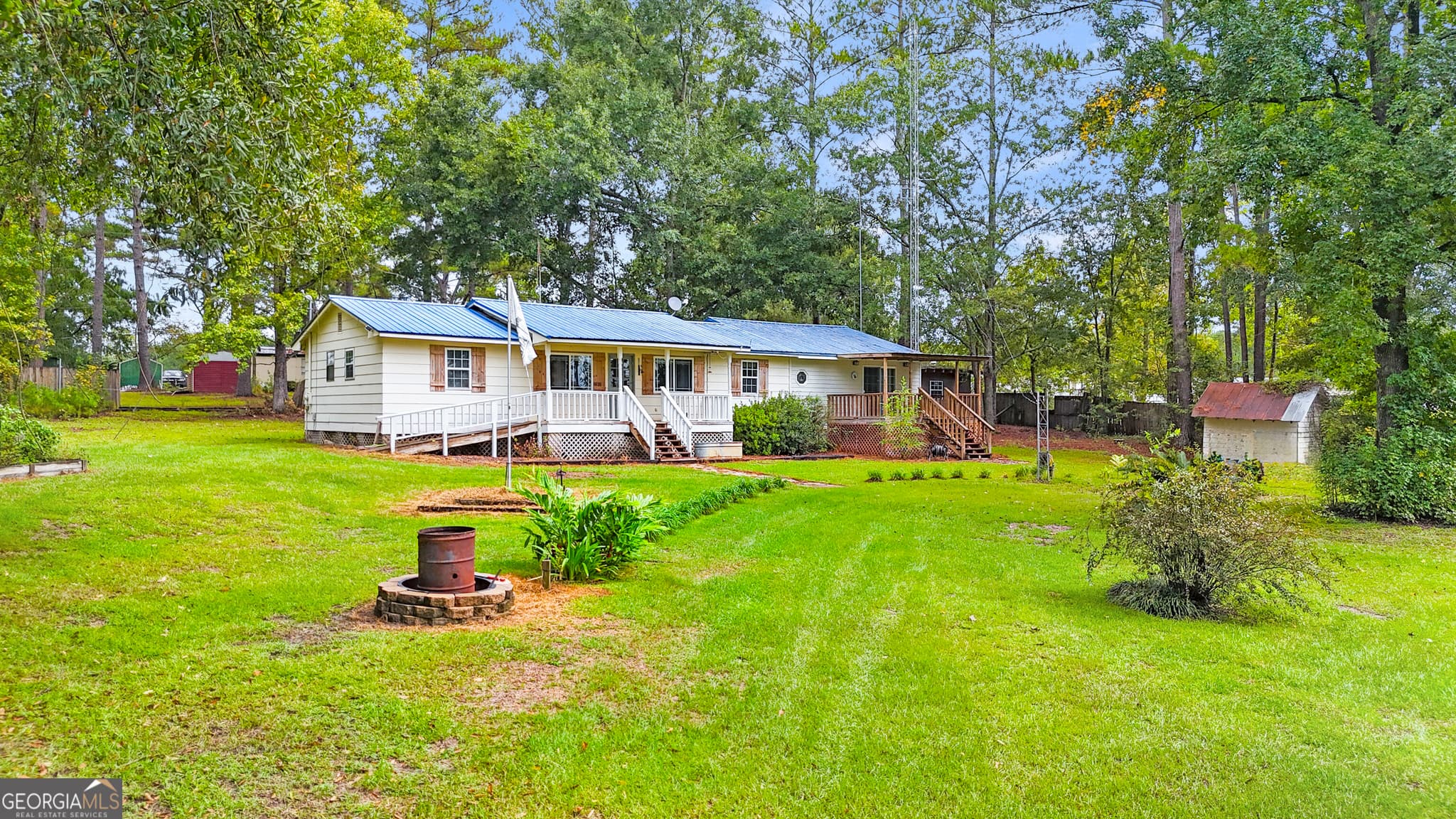 6 bedroom, 3 bathroom, 1,850 sq ft single family residence for sale at 1565 East Lake Drive, Screven, GA 31560 — photo 4