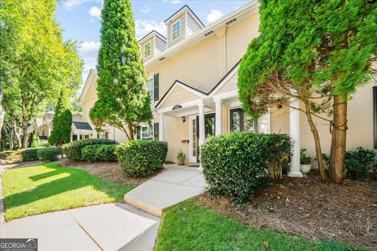 3 bedroom, 2.5 bathroom, 1,600 sq ft condominium for sale at 1402 Brighton Point, Sandy Springs, GA 30328