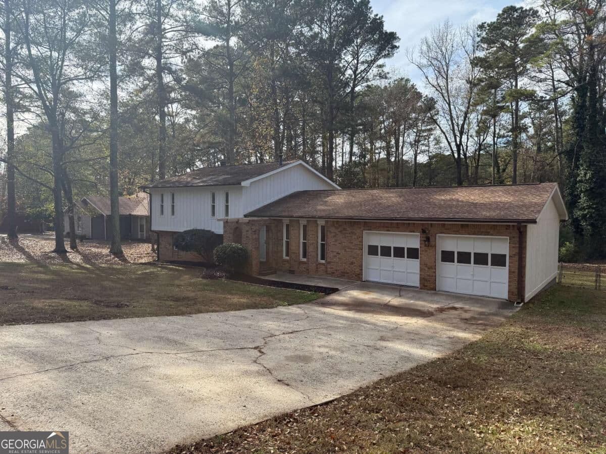 3 bedroom, 2 bathroom, 2,084 sq ft single family residence for rent at 7719 Glen Devon Road, Jonesboro, GA 30236 for $1,900 a month — photo 2