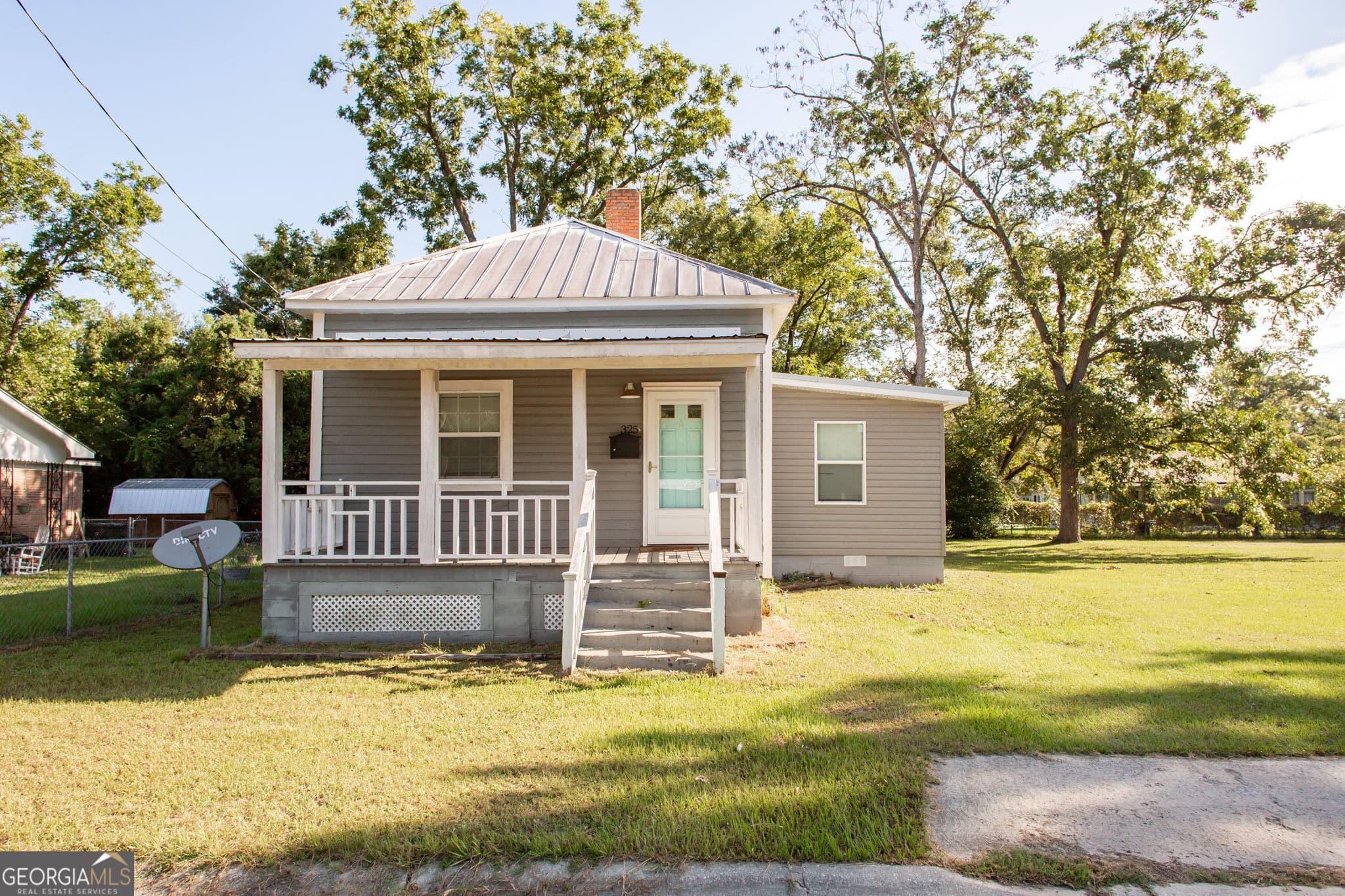 3 bedroom, 2 bathroom, 1,150 sq ft single family residence for sale at 325 Glass Street, Waycross, GA 31503 — photo 2