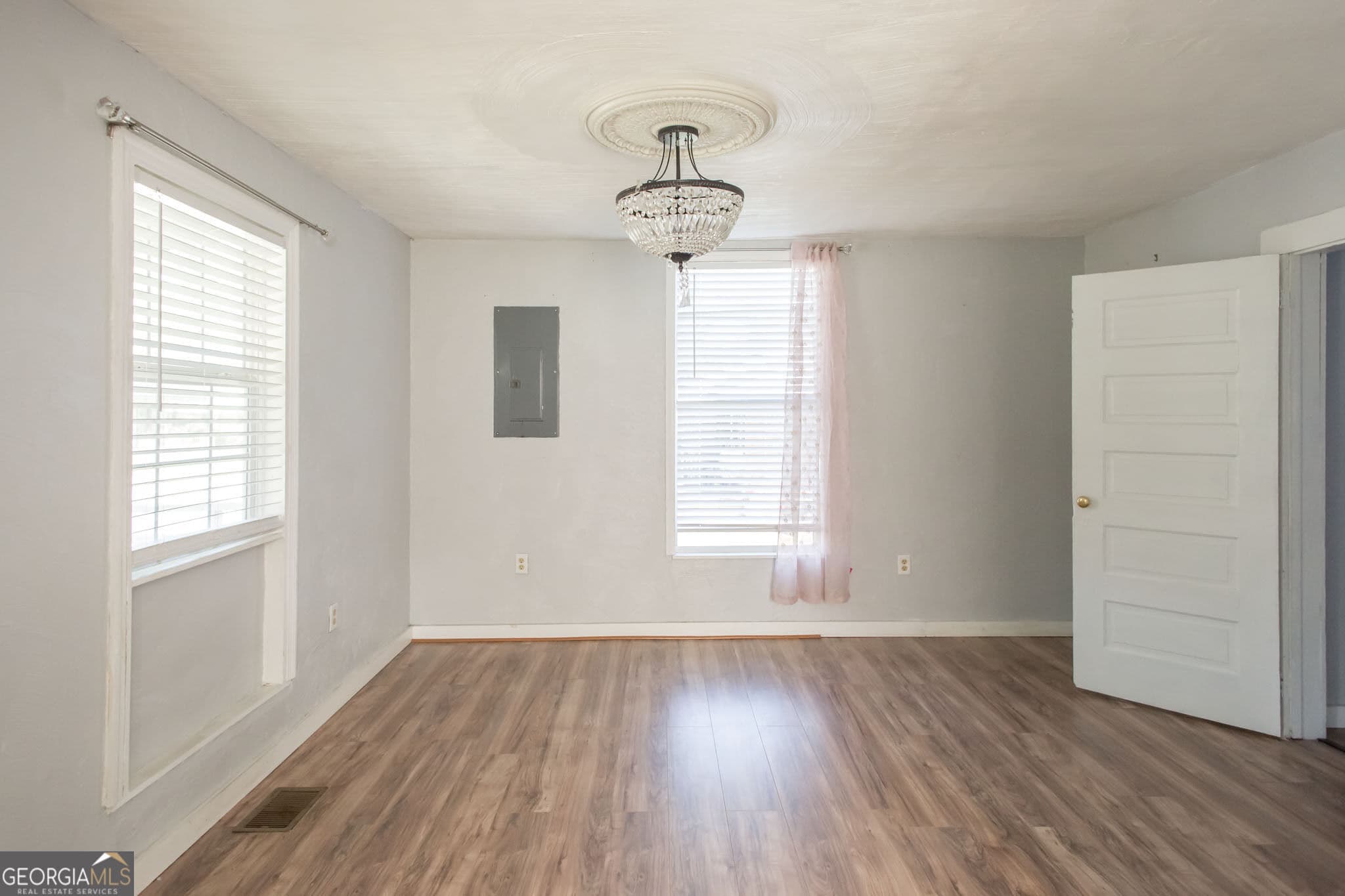 3 bedroom, 2 bathroom, 1,150 sq ft single family residence for sale at 325 Glass Street, Waycross, GA 31503 — photo 6