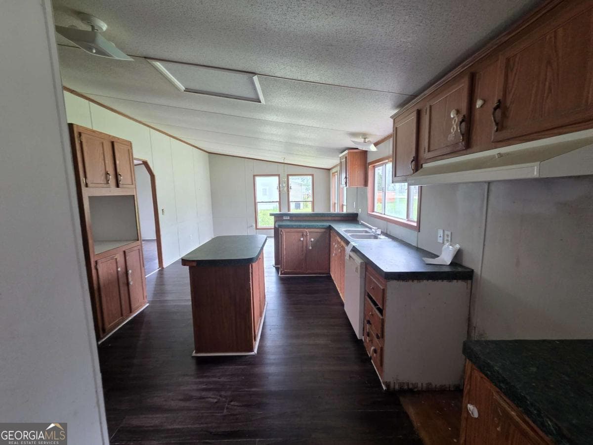 3 bedroom, 2 bathroom, 1,344 sq ft manufactured home,single family residence under contract at 147 Barn Road Circle, Jesup, GA 31545 — photo 3