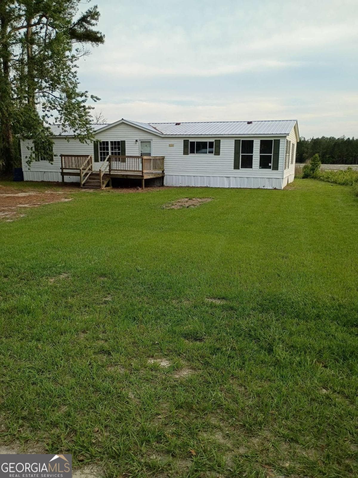 3 bedroom, 2 bathroom, 1,344 sq ft manufactured home,single family residence under contract at 147 Barn Road Circle, Jesup, GA 31545