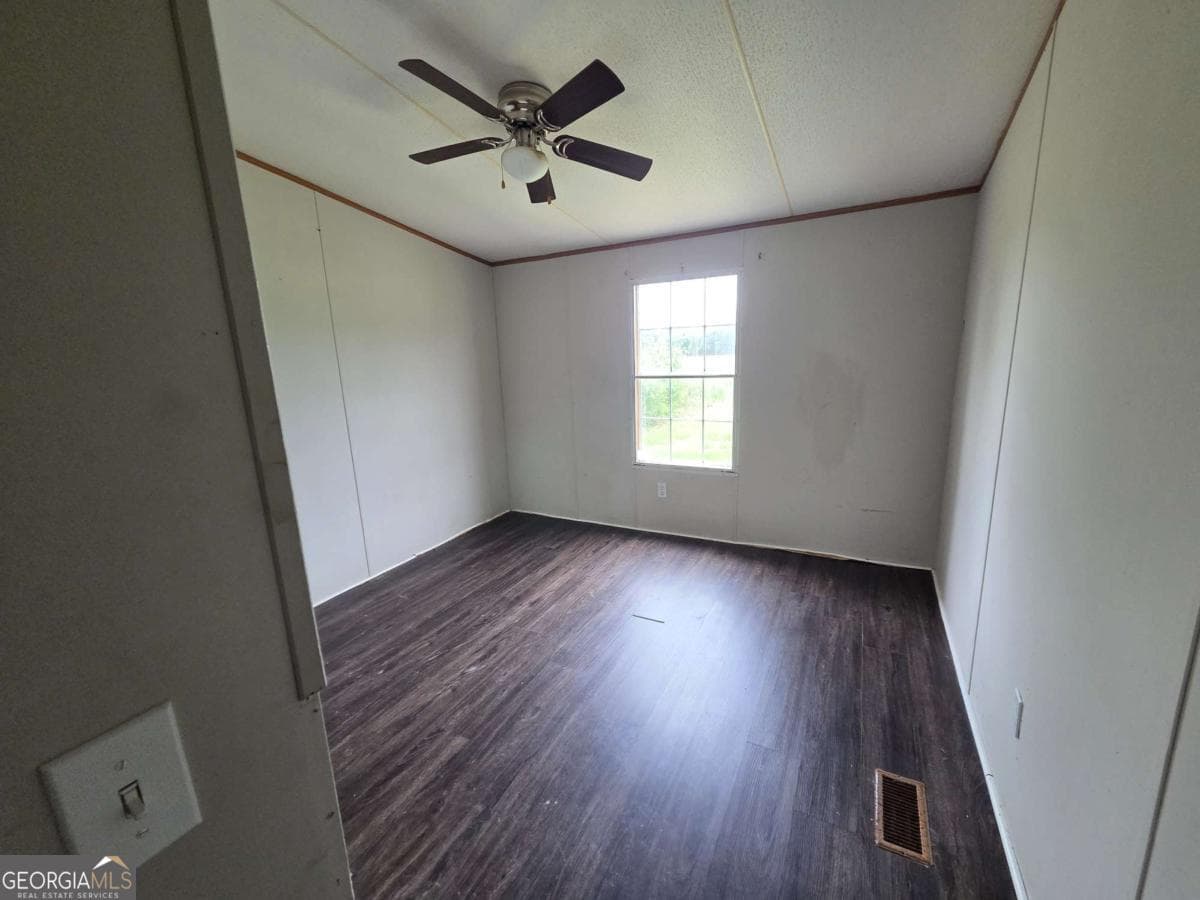 3 bedroom, 2 bathroom, 1,344 sq ft manufactured home,single family residence under contract at 147 Barn Road Circle, Jesup, GA 31545 — photo 5