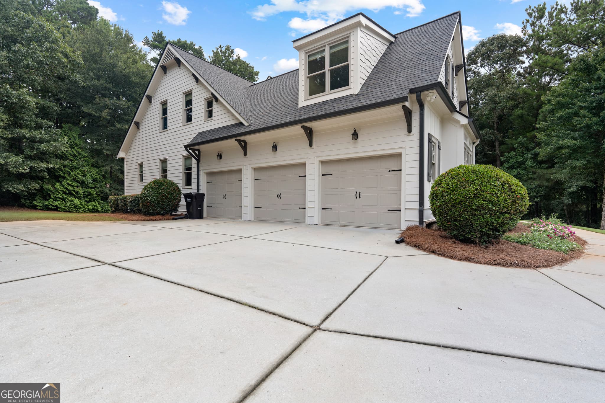 5 bedroom, 6.5 bathroom, 6,025 sq ft single family residence for sale at 120 Crystal Court, Tyrone, GA 30290 — photo 5