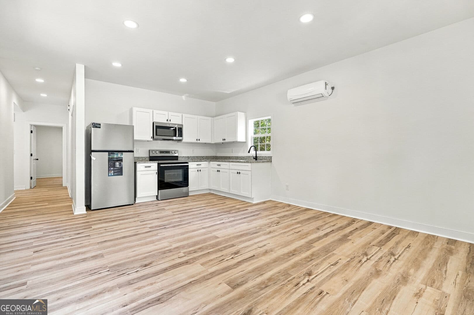 2 bedroom, 2 bathroom, 895 sq ft single family residence for sale at 41 Sargent A Street, Newnan, GA 30263 — photo 5